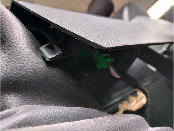 Reposer la console centrale et l'accoudoir à l'aide d'une clé Torx de 20, sans oublier de reconnecter les boutons de vitre arrière et de start and stop