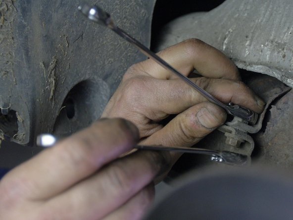 Retirer le collier retenant le silencieux