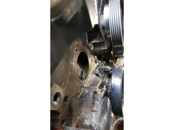 Il faut que la face sur laquelle va venir plaquer le joint soit parfaitement plane afin d'assurer l'étanchéité. Pour cela enlever les dépôts ainsi que les restes de l'ancien joint avec une lame de cutter.