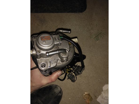 Dévisser les 2 vis qui maintiennent le filtre à son support