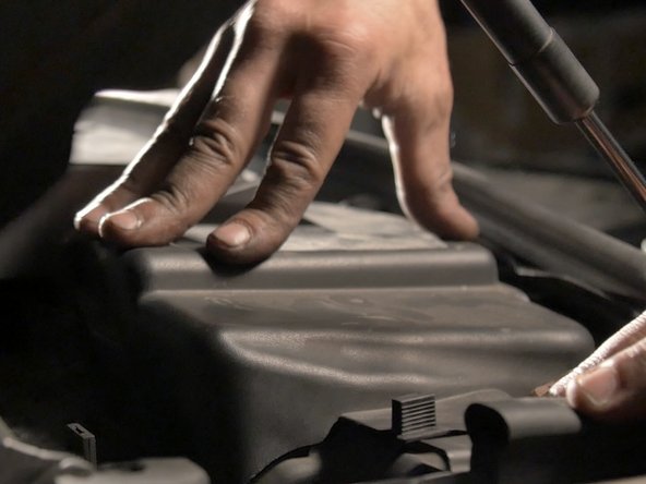 Replacer les caches à chaque extrémités en verrouillant les 3 accroches