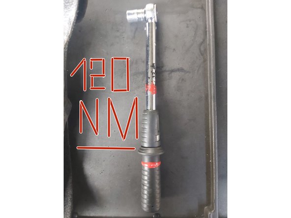 Abaissez la voiture et serrez les boulons en ordre croisé.