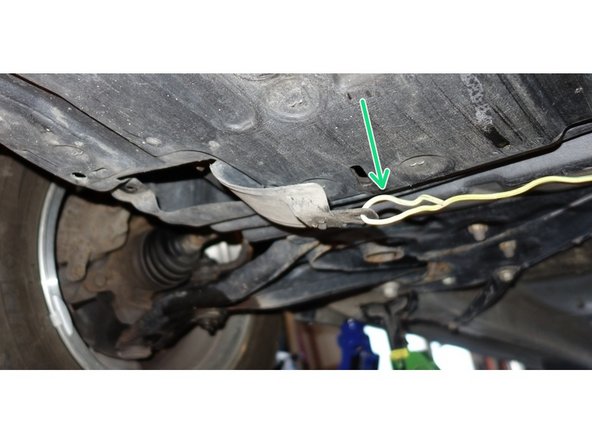 Avec un tournevis cruciforme moyen. Dévisser la vis du clips en plastique (flèche rouge), et dé-clipser la trappe.