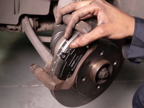 Repositionner les deux nouvelles plaquettes de frein