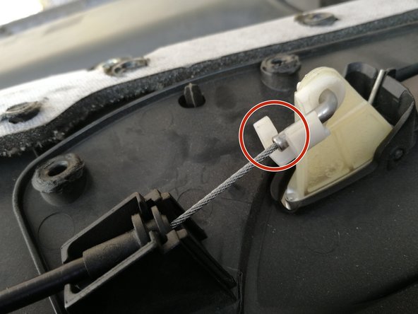 A ce stade le câble de la poignée de porte est maintenu.