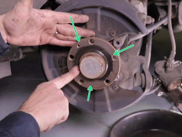 Appliquer de la graisse à cuivre sur le moyeu