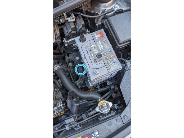 Remettre le boulon qui maintient la nouvelle batterie dans sa position.