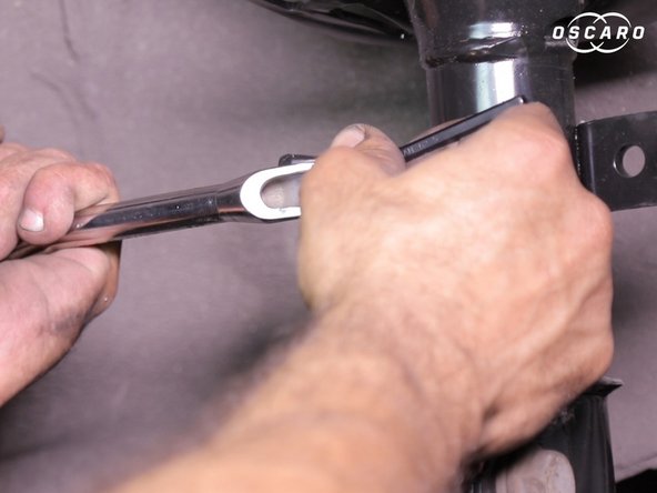 Resserrer l'écrou de la biellette de barre stabilisatrice à l'aide d'une clé à pipe de 16 et une clé Allen de 5