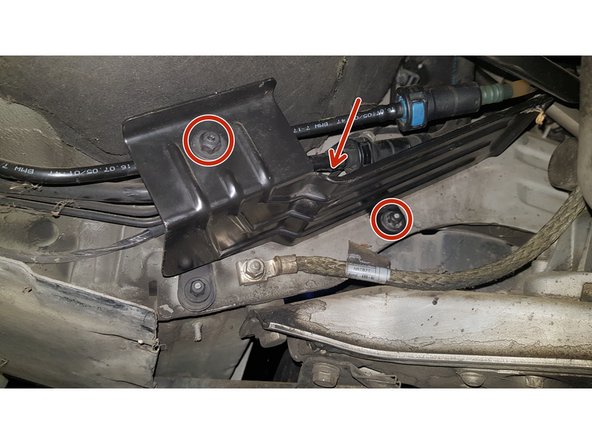 Vous sortirez le démarreur par dessous.