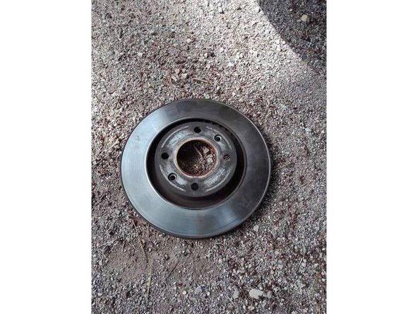 Donnez des coups de maillé afin de décoller le disque et déposez le disque.