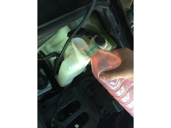 Remplir le réservoir avec le liquide récupéré ou un liquide neuf en vérifiant qu'il n'y est pas de fuite