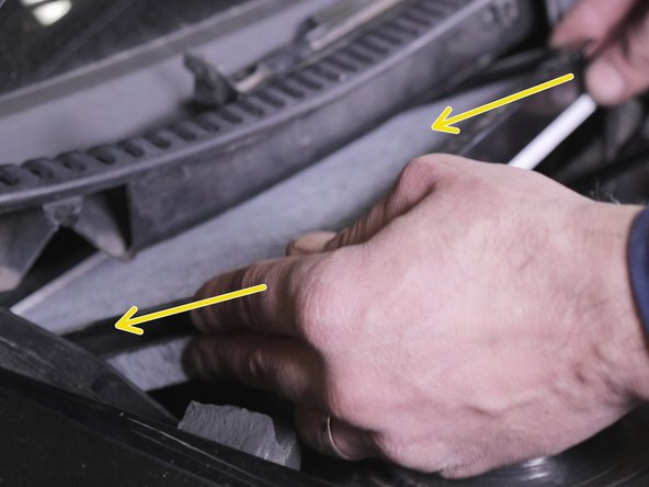 Insérer les languettes du cadre dans les bords du filtre