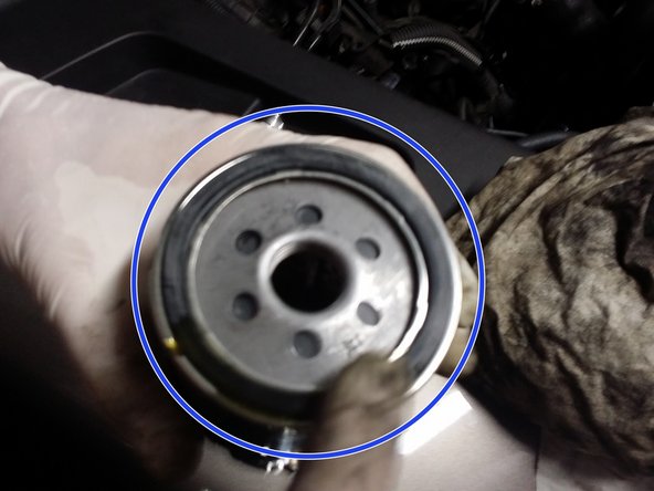 
Oil the gasket of the new filter with your finger.
