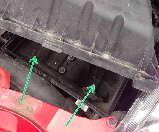 Vous pouvez maintenant remettre le nouveau filtre à air en respectant son sens dans la boite à air.