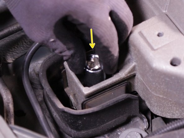 Débloquer et retirer l’écrou avec le cliquet et la rallonge