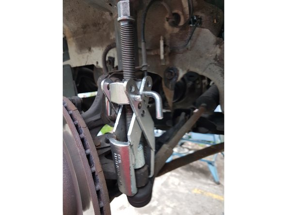 Avec un arrache rotule, déloger la rotule (en s'aidant de l'écrou comme appuye, ne prenez pas la vis directement car vous risquerez d'abimer le pas de vis).