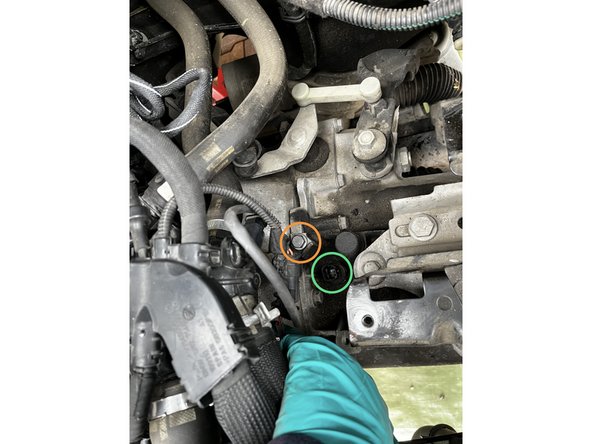 Dévisser et déposer la vis de fixation du support de bac a batterie l'aide d'une clé de 10. et déposer le support.