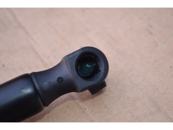 Retirez le reste de graisse de la bille de fixation pour ne pas dégrader la graisse neuve présente dans le vérin neuf.