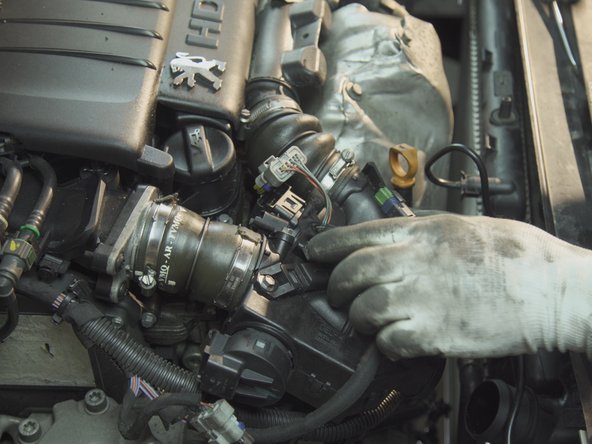 Débrancher le troisième connecteur en poussant dessus