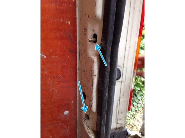 Pensez à tenir votre phare pour ne pas qu'il tombe ou qu'il se claque et qu'il se casse car il y a aucun clips sur celui ci.