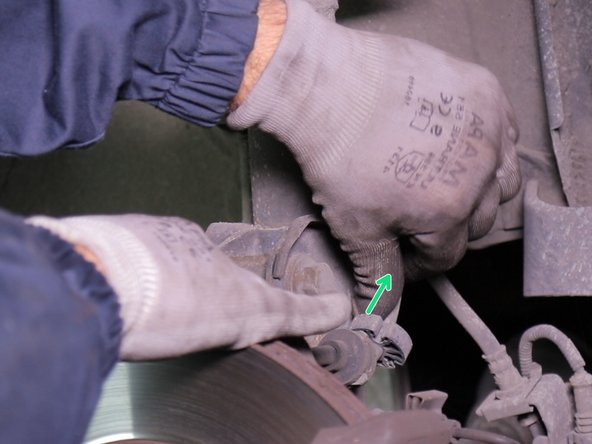 Décrocher le flexible de frein de son emplacement