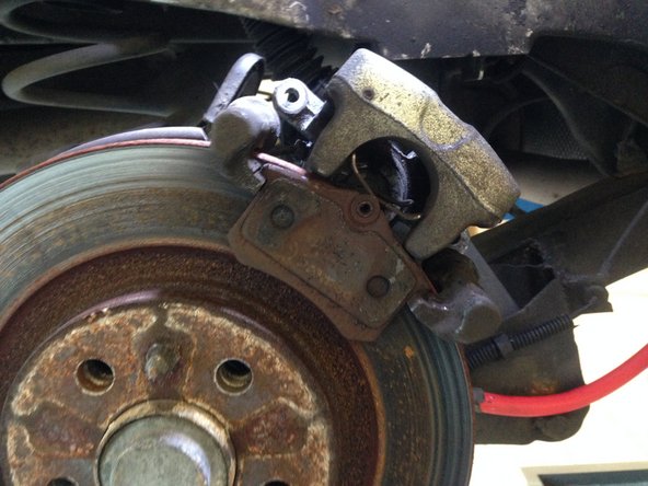 Une fois les deux vis de 13 retirer, retirer l'étrier en tirant vers le haut