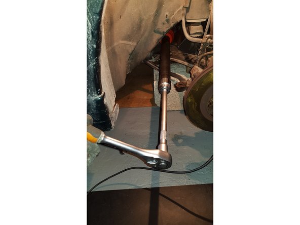 Placez l'outil sur la rotule intérieure puis dévissez.