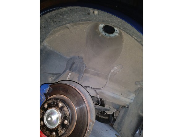 Attention à l'ABS qui fait le tour de l'amortisseur. Il faut sortir l'amortisseur sans l'endommager.