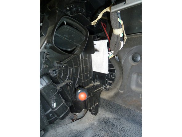 Insérer le second filtre avec sa réglette dans le logement au dessus du premier filtre.