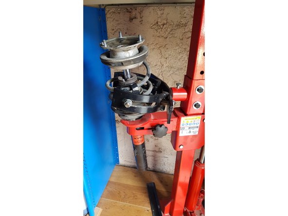 Si vos amortisseurs sont vieux il y a des chances que vous n'ayez d'autres possibilités que la clé à choc avec une douille longue de 21mm car une douille normale ou une clé à œil courbée ne rentre pas.