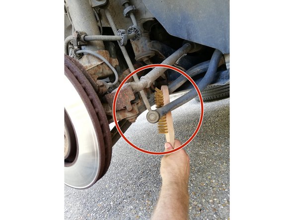 Vous pouvez à cette étape utiliser du dégrippant et laisser agir, pour faciliter le démontage.