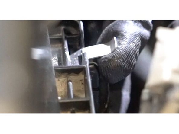 Étape 11 Appuyez sur les attaches du couvercle du filtre à air pour le remettre en place. Étape 12 Retirez la housse d'aile. Étape 13 Fermez le capot.