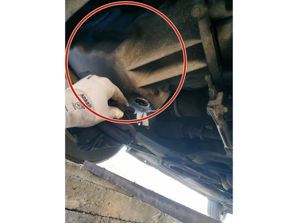 nettoyer le carter d'huile avec un chiffon