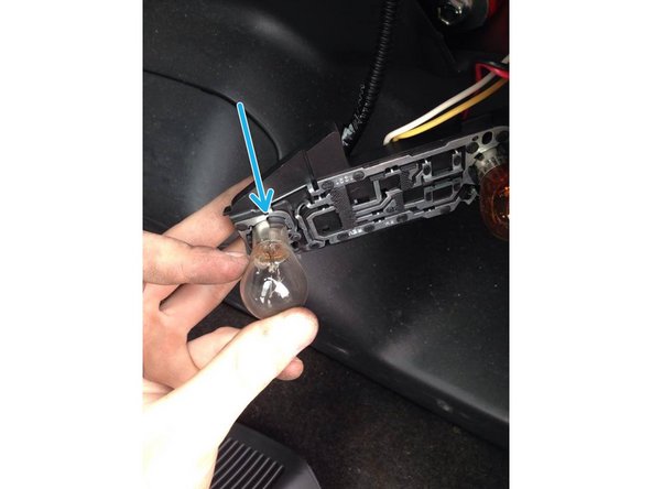 En rouge : Feux de recul.