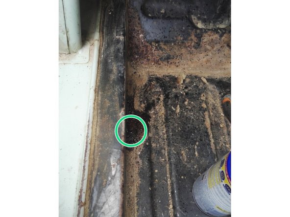 Dévisser les 2 silents blocs (arrachés sur la photo). Le silent bloc rouge, les 2 écrous sont visibles de l'extérieur, celui en vert, l'écrou de liaison au chassis se trouve sous la moquette de plancher