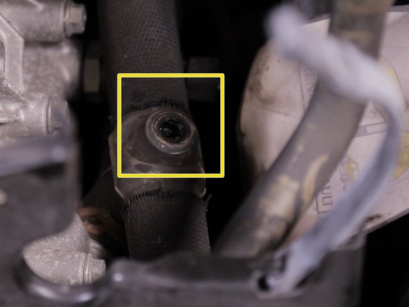 Ouvrir le bocal du liquide de refroidissement et le remplir