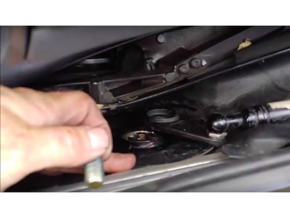 3 - à l'aide d'une clé à cliquet avec une douille de 19mm montée sur une petite rallonge de 15cm environ, dévisser les palonniers à gauche puis à droite. Cette vis centrale est accessible à portée de main sur les cotés.