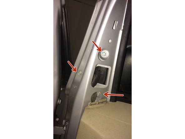 On accéde aux 3 vis de fixation (8 mm)