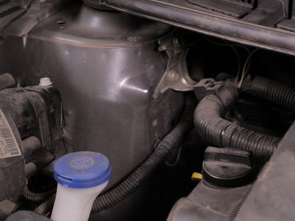 Enlevez l'entonnoir, replacez le bouchon et vissez le