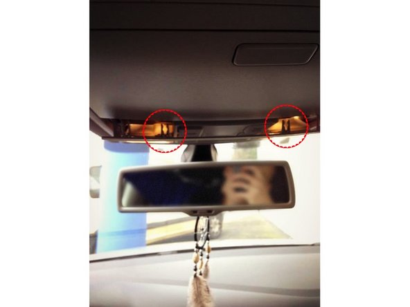 Remettez le cache transparent en respectant son sens et en ouvrant votre porte lunette à 45° puis appuyez fortement sur tout le contour pour mettre les clips.