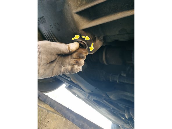 visser la bouchon à la main