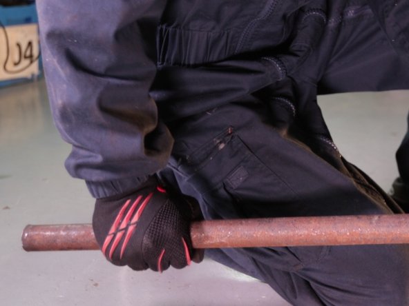 Aligner la rotule au trou de la fusée