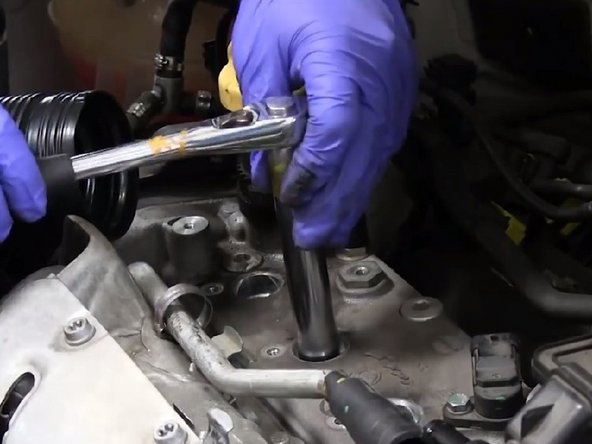 Desserrer les 4 bougies à de la clé a bougie