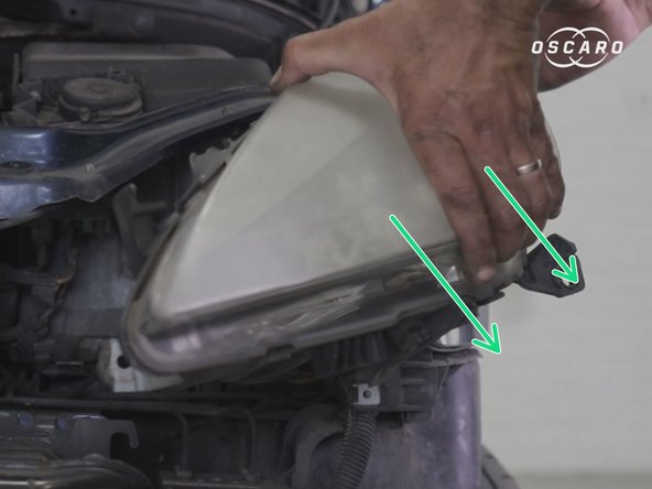 Tirer le phare délicatement vers vous (attention le connecteur est toujours branché)