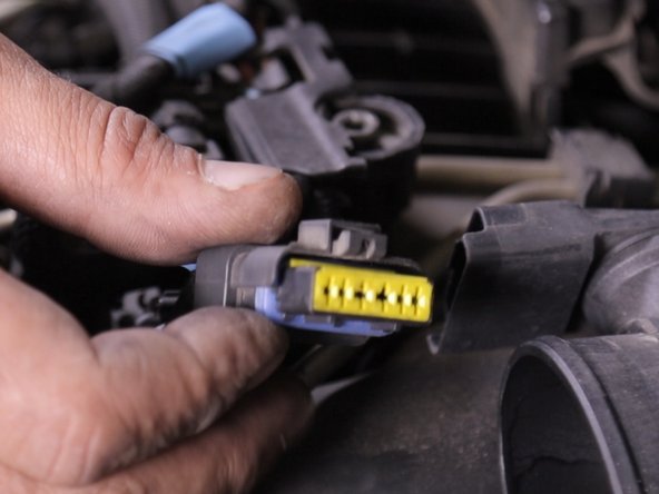 A l'aide d'un tournevis plat débrancher le débitmètre