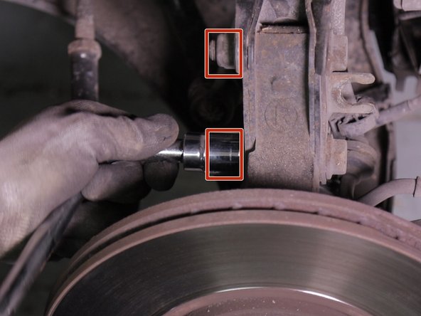 Desserrer les 2 écrous du porte moyeu avec un cliquet et une douille de 21