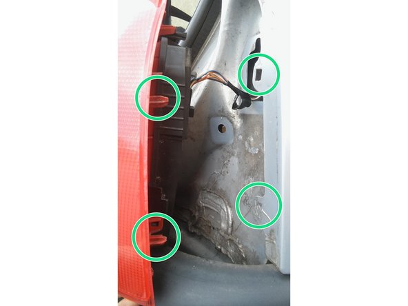 Repositionner le phare en prenant garde a bien emboiter les 2 ergots dans les trous correspondant.