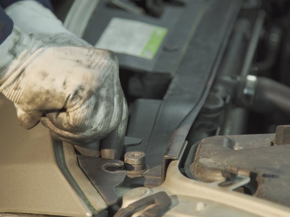 Replacer les 6 agrafes pour fixer le pare-choc