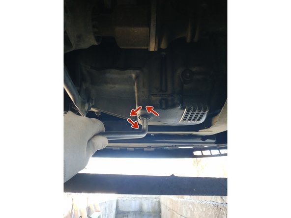 à l'aide d'un carré de 8mm, débloquer la vis de vidange (1/2 tour devrait suffire)