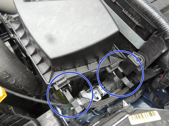 Déclipser les deux clips.